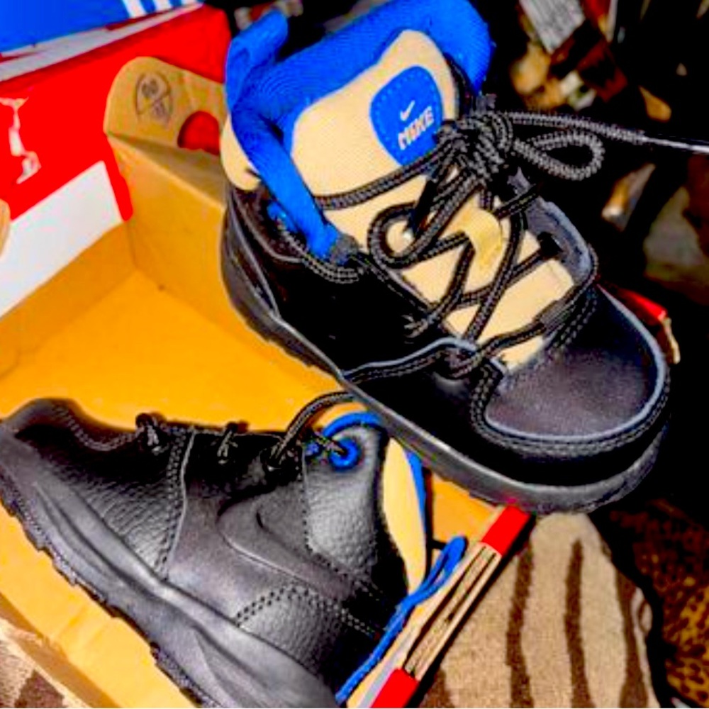 Toddler Nike Manoa Boots size 5c barely worn